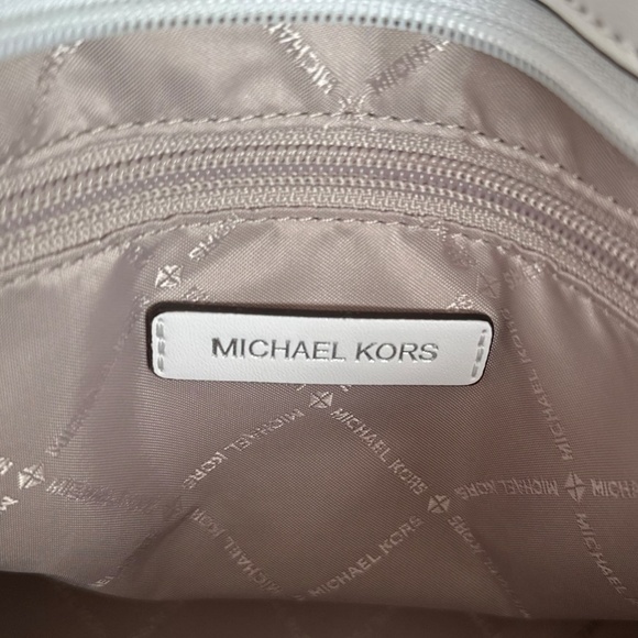 Michael Kors Jet Set Tote - Picture 6 of 9